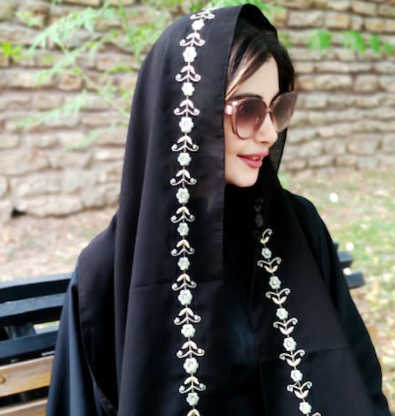 شال نخی گلدوزی شده با طرح برجسته و دوخت بسیار تمیز